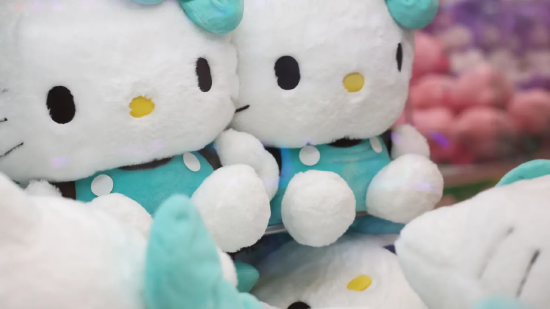 2026 年 3 月 25 日，日本大阪，抓娃娃机内摆放着 Hello Kitty 玩偶。