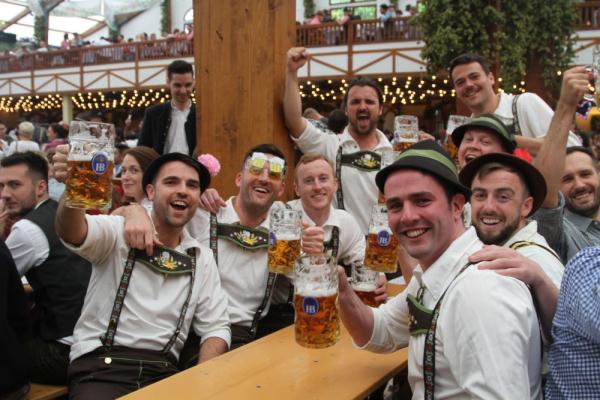 第187届慕尼黑啤酒节9月17日在德国南部城市慕尼黑开幕