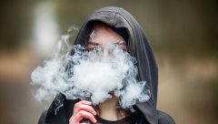 近半数被调查青年初中首次使用电子烟