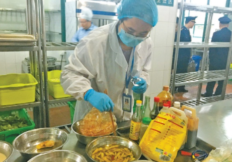 柳州市监局随机查餐厅食品安全状况